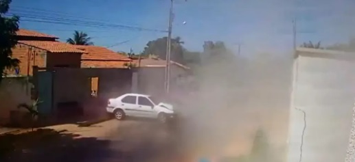 Motorista é arremessado de carro após perder controle da direção do veículo e colidir em muro na Bahia