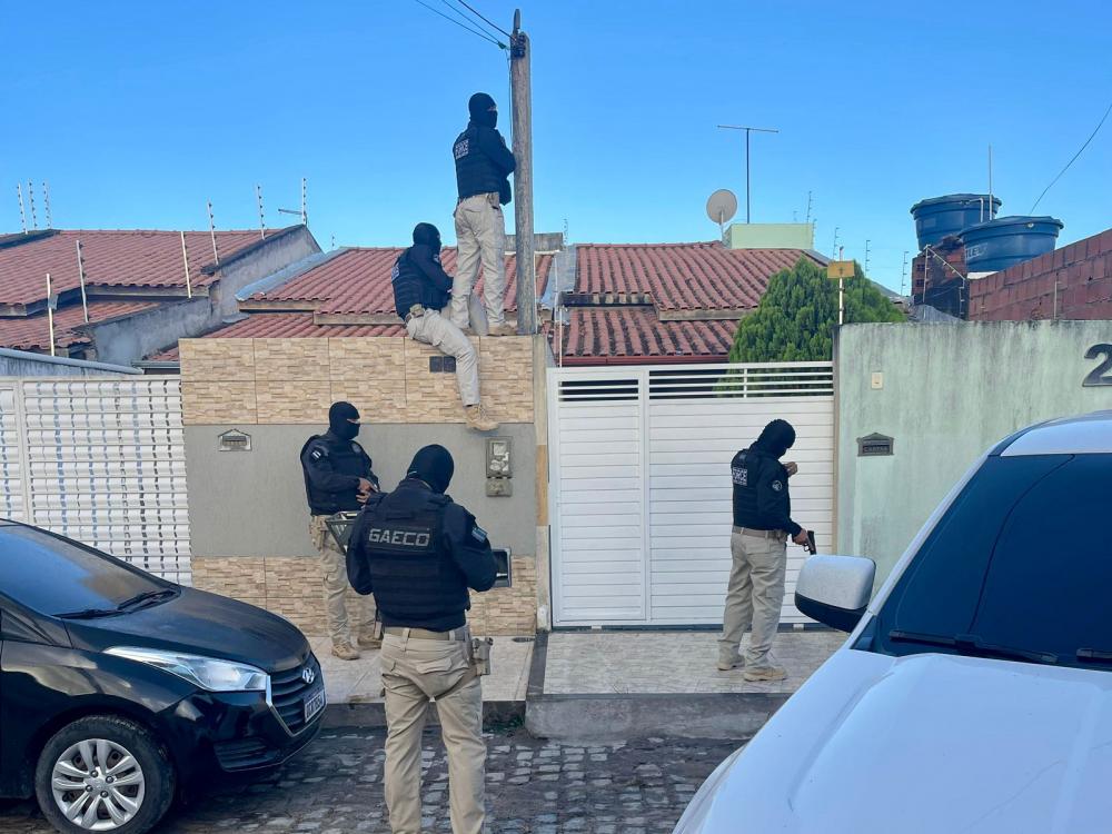 Operação é deflagrada contra deputado estadual acusado de liderar grupo miliciano em Feira de Santana