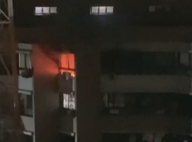 Incêndio destrói apartamento na Pituba; oito pessoas foram medicadas