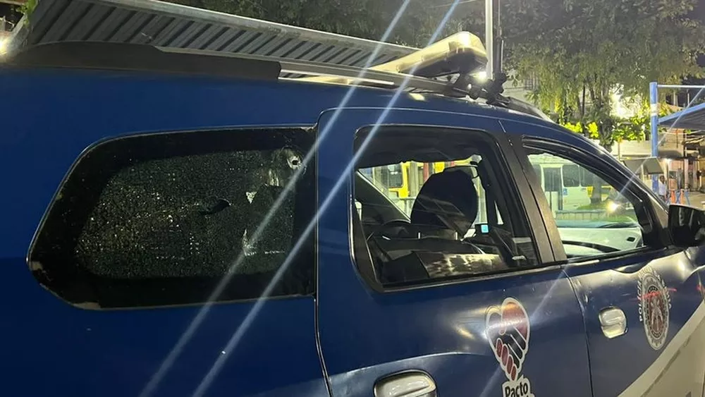 Viatura da Polícia Militar é atingida por tiros no subúrbio de Salvador