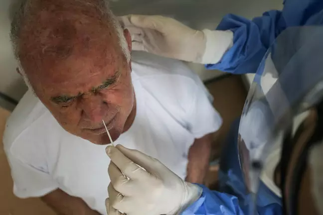 Brasil tem a menor média móvel de casos de covid desde janeiro
