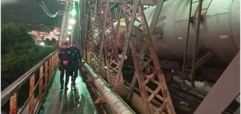 Trem descarrilha em ponte na cidade de Cachoeira