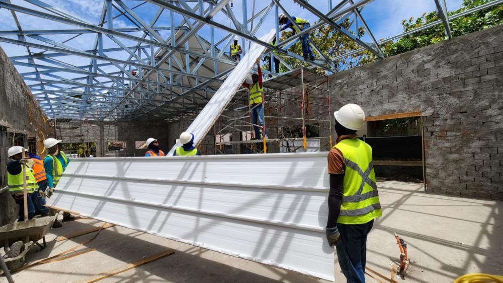 Mulheres voluntárias participam na construção de novo local de reuniões das Testemunhas de Jeová