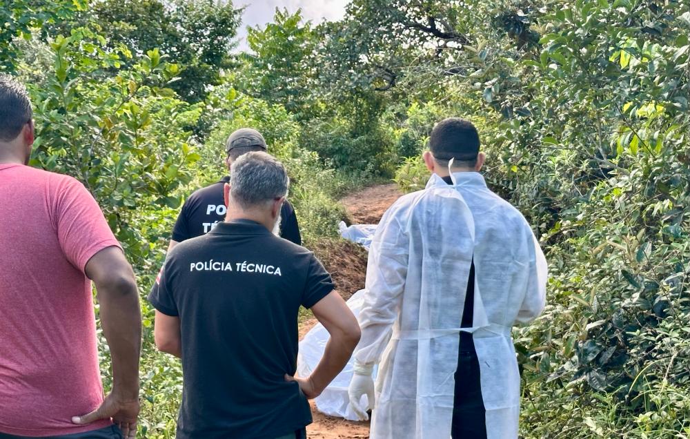 Polícia técnica remove corpos de jovens em Mata de São João