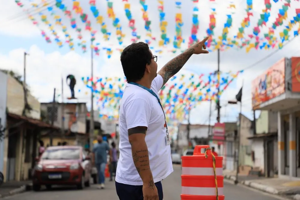 Decoração junina transforma as ruas de Mata de São João