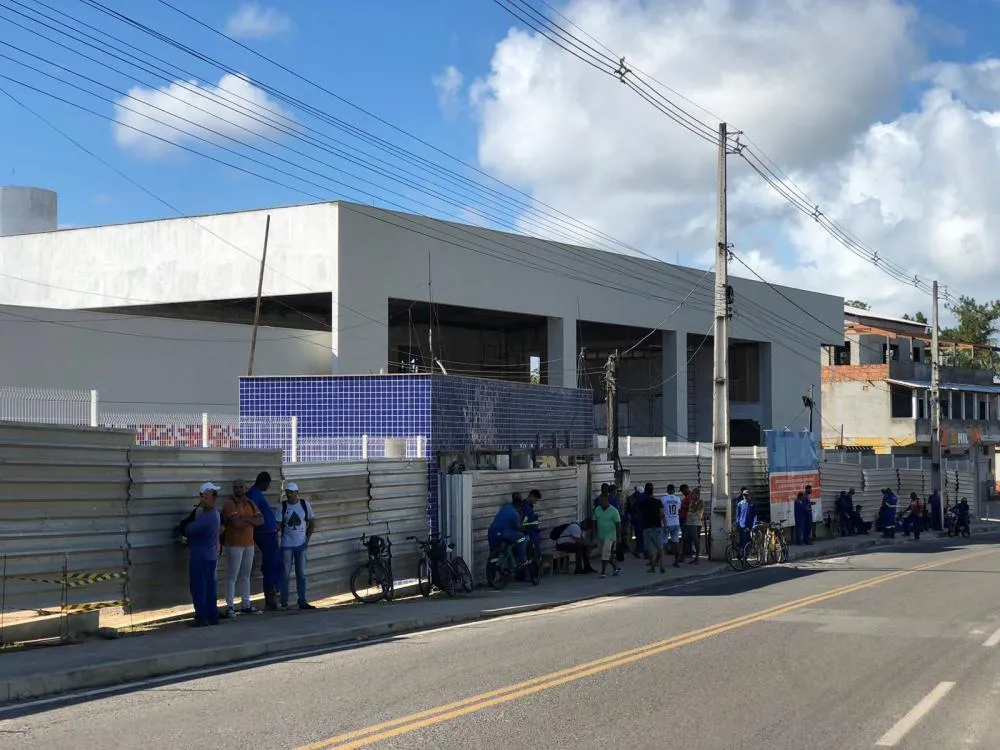 Funcionários de obra de Colégio Estadual fazem paralisação por falta de pagamento