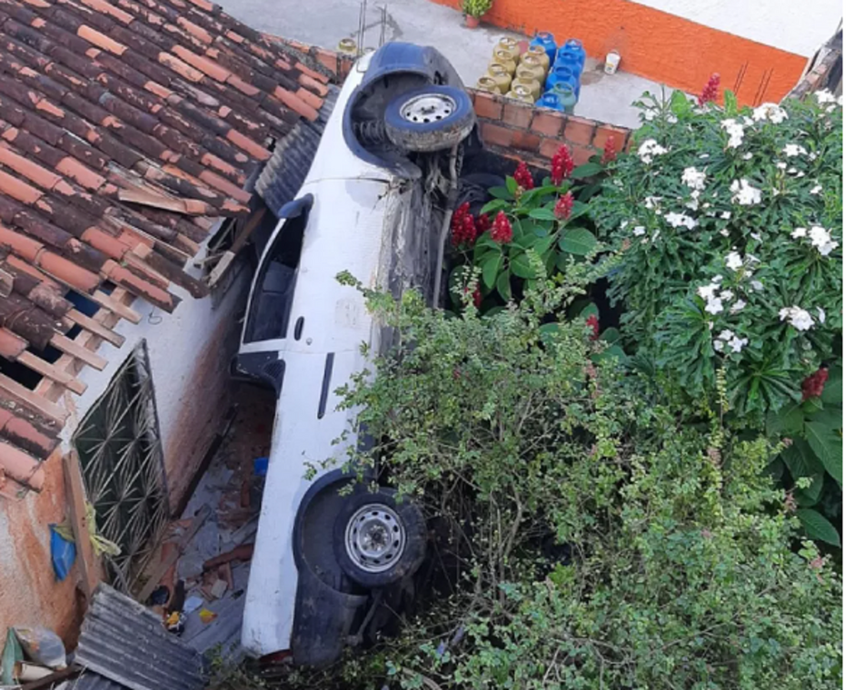 Motorista perde controle e veículo cai de uma altura de 8 metros em Salvador