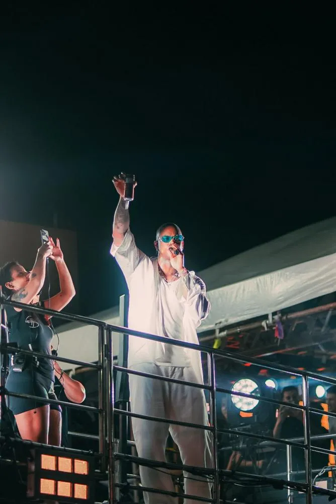Léo Santana celebra sucesso de bloco com brinde de Brahma Duplo Malte