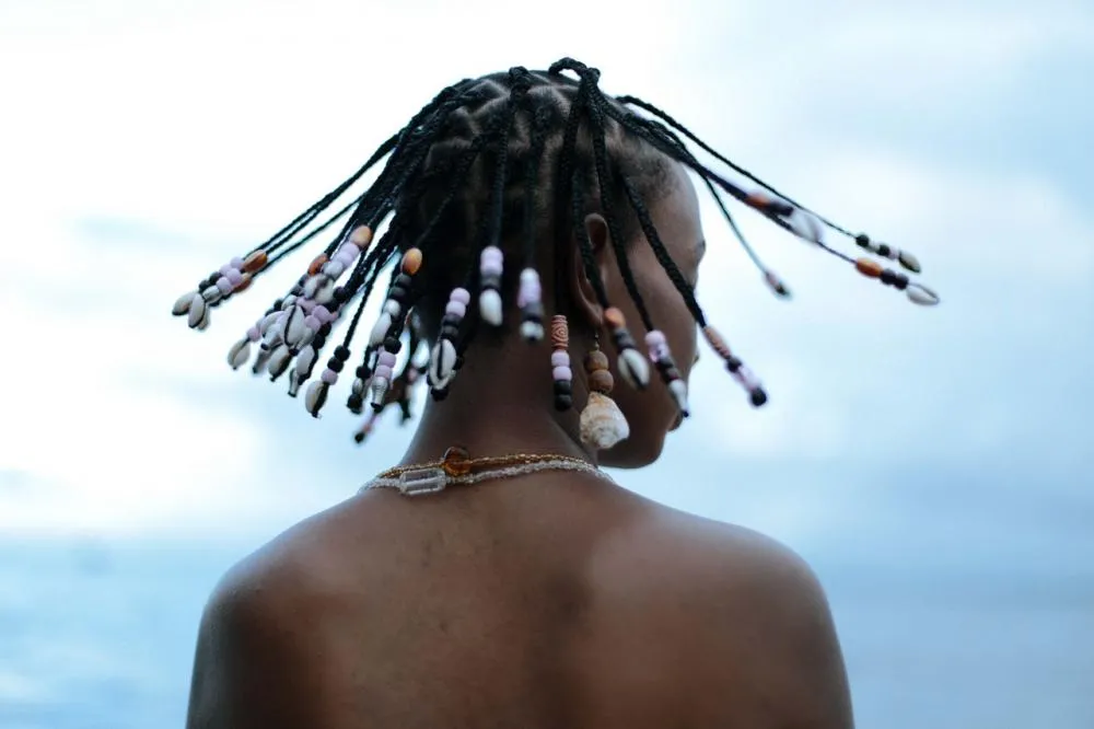 Multiartista baiana Nayri lança música premiada no concurso "Luiz Melodia"