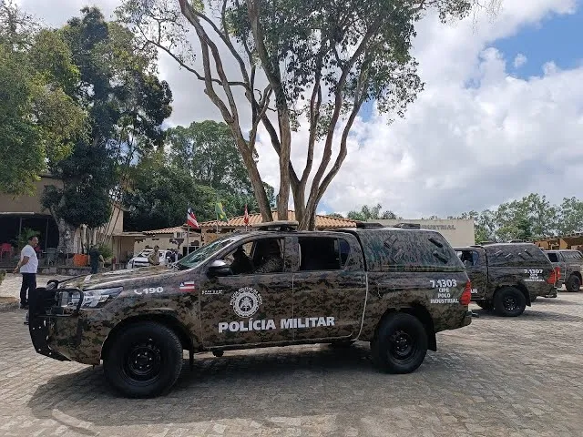 Duas pessoas são presas com 137 porções de drogas