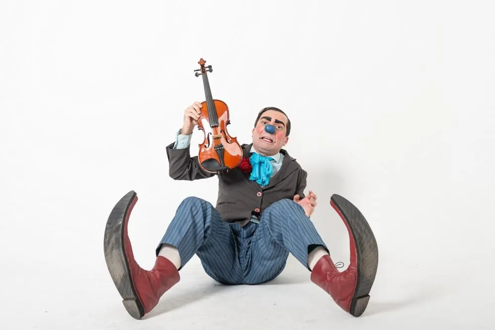 Espetáculo infantil de palhaçaria O Violinista Mosca Morta se apresenta no Teatro Gamboa