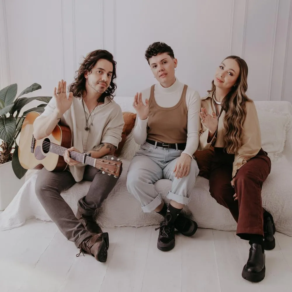 Mar Aberto e Lizandra unem vozes que acalmam no single "Bye Bye ou Volta?"