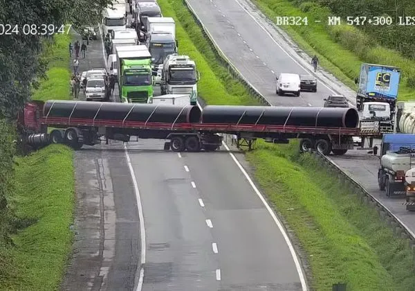 Caminhão-tanque fica atravessado no meio da BR-324 na manhã dessa quinta (12)