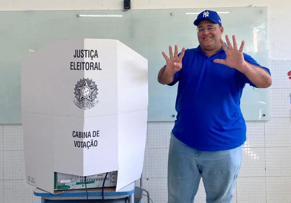 Candidato à reeleição, Alberto Castro vota na tarde deste domingo no centro de Dias d’Ávila