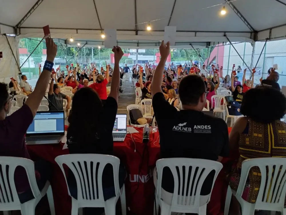 Uneb aprova fim da greve dos professores em assembleia