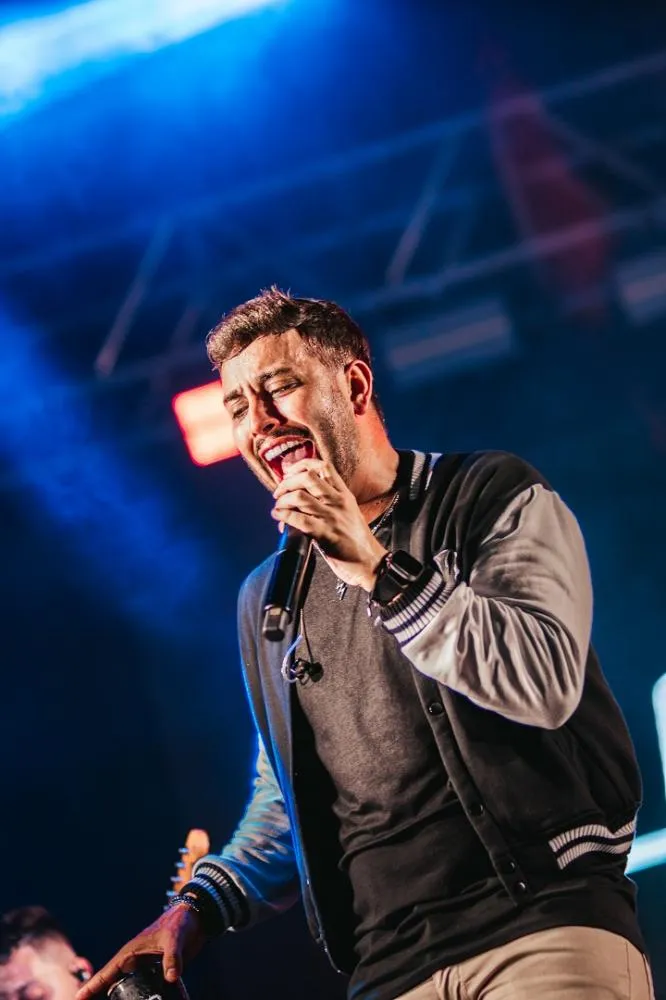 Em nova fase na carreira, cantor Litto Lins lança EP “Metade Amor”