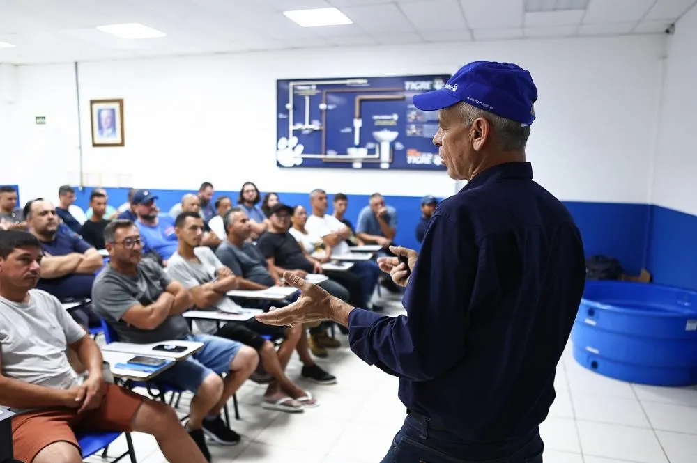 Tigre abre vagas para curso misto de instalação hidráulica em dez cidades do país