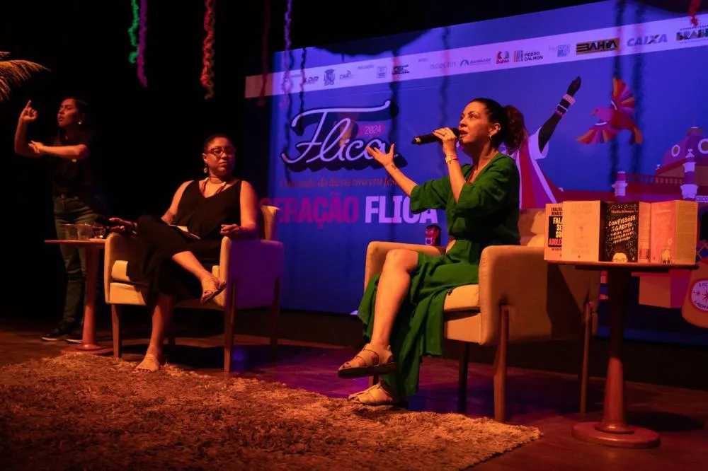 Thalita Rebouças defende na FLICA que, quando o livro é bom, não há tela certa