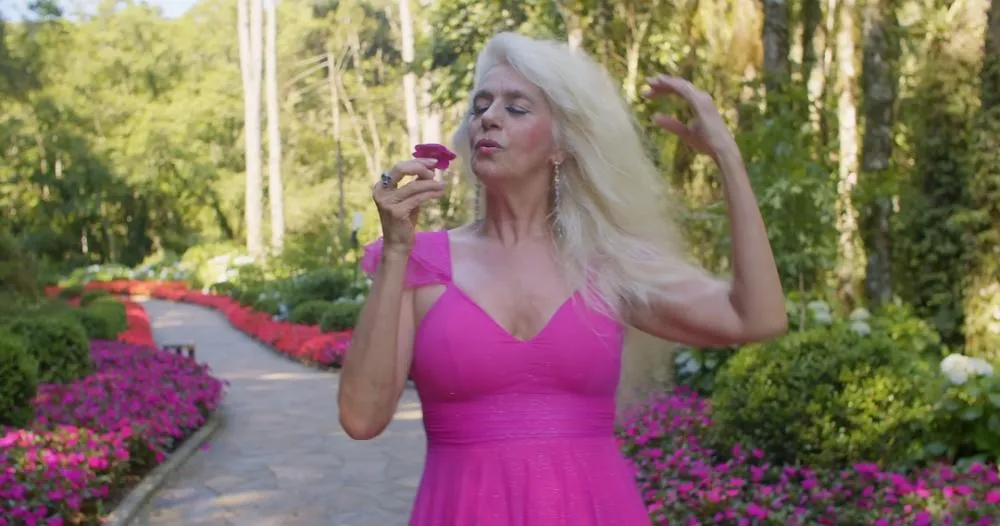 Em apenas 3 dias, novo clipe de Suel, do viral 'Parado que não pode ficar', ultrapassa a marca de 1 milhão de visualizações no YouTube