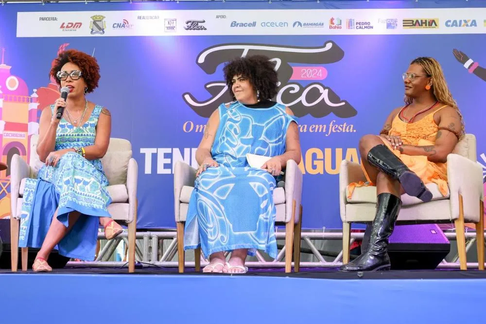Mesa da FLICA que recebeu Liniker e Jota Mombaça abordou a poesia como lugar de não obediência à lógica do mercado