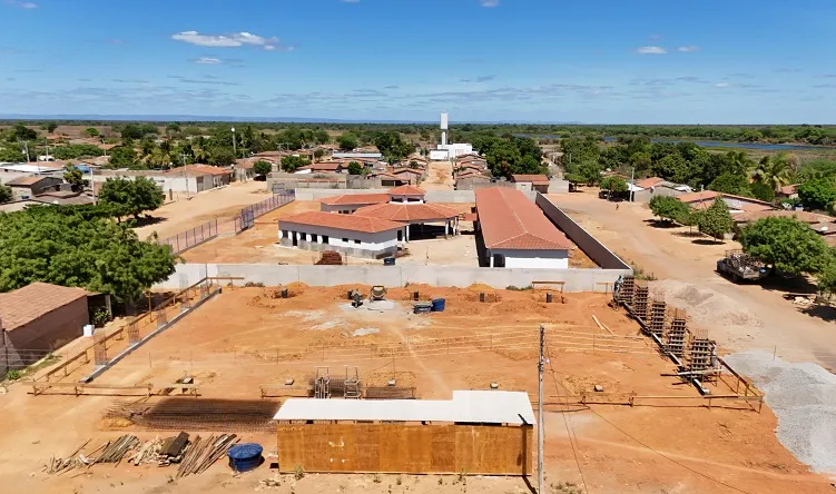 Prefeitura realiza obras estruturantes na sede e interior