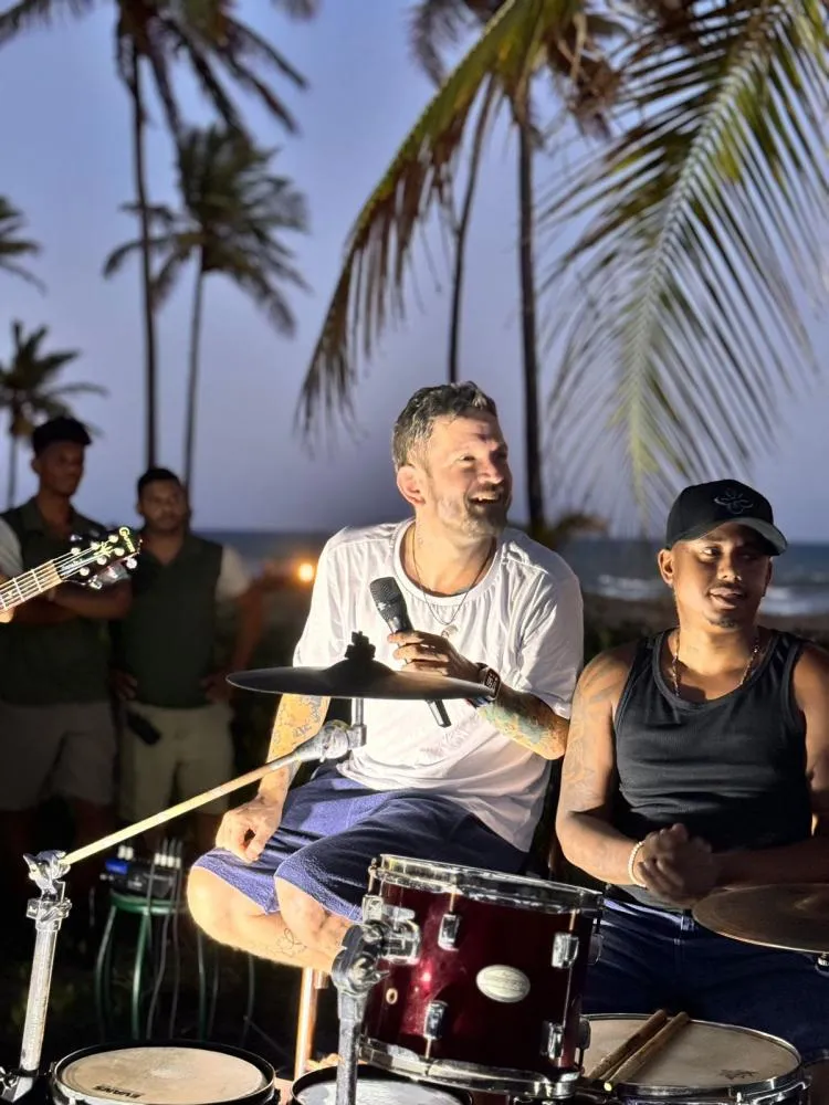 FLAGRA | Saulo Fernandes faz show surpresa na piscina da Costa do Sauípe