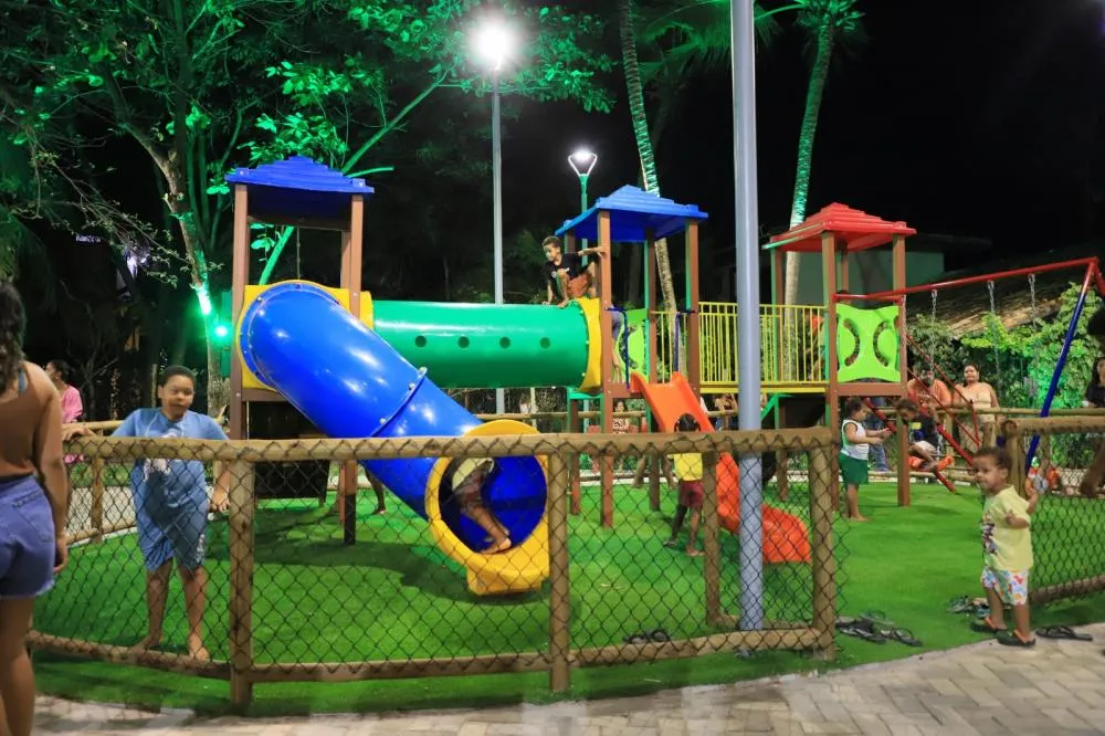 Prefeitura entrega praças no baixio e em Praia do Forte