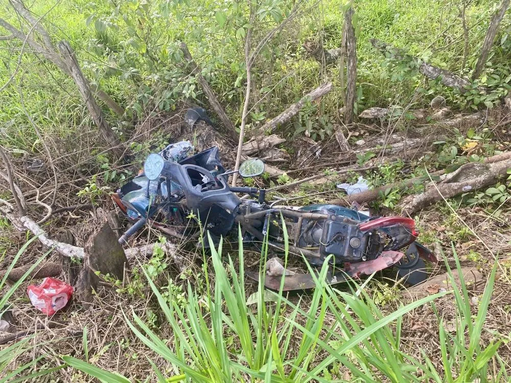 Mulher fica gravemente ferida após acidente de moto na zona rural