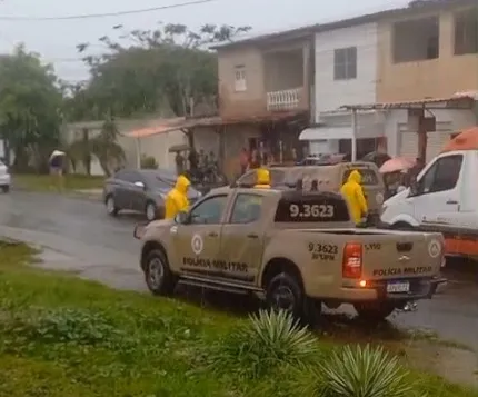 Adolescente desaparece após cair em bueiro durante forte chuva