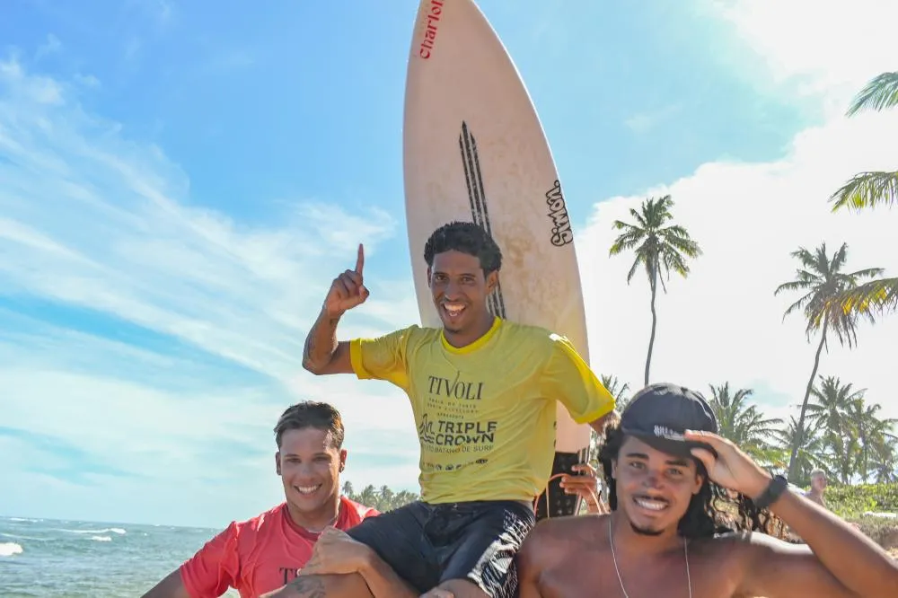 Fabrício Bulhões brilha na segunda etapa do circuito baiano de surfe em Praia do Forte