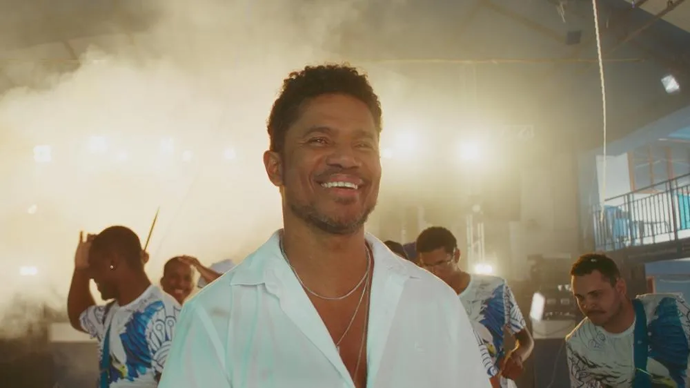 Alexandre Carlo lança videoclipe da música “Deixa Que o Amor Envolve”