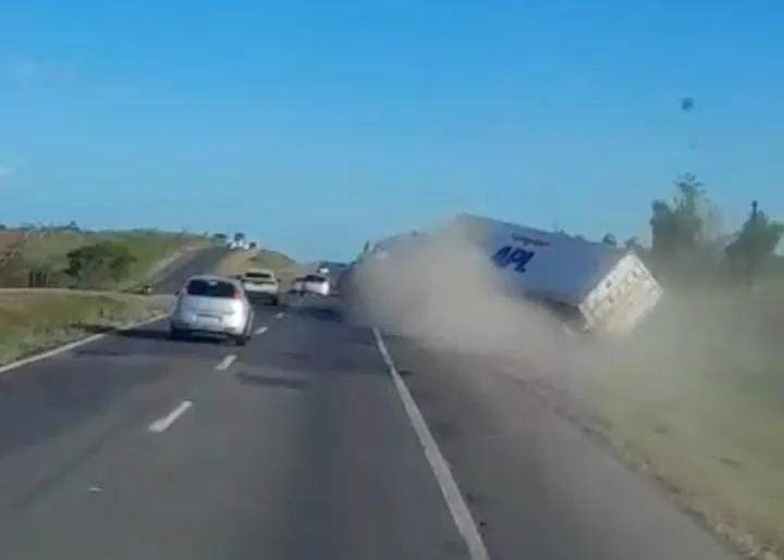 Caminhão tomba na tarde deste sábado (28) na BR 324