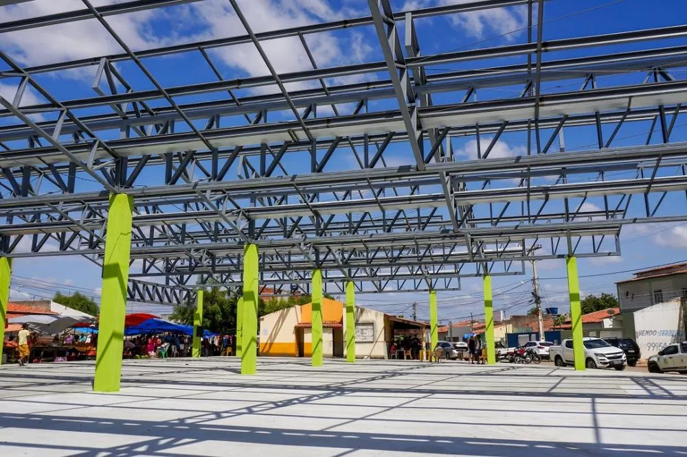 Prefeitura entrega documentação à permissionários da Feira do Alto do Alencar que está com obras em fase de finalização