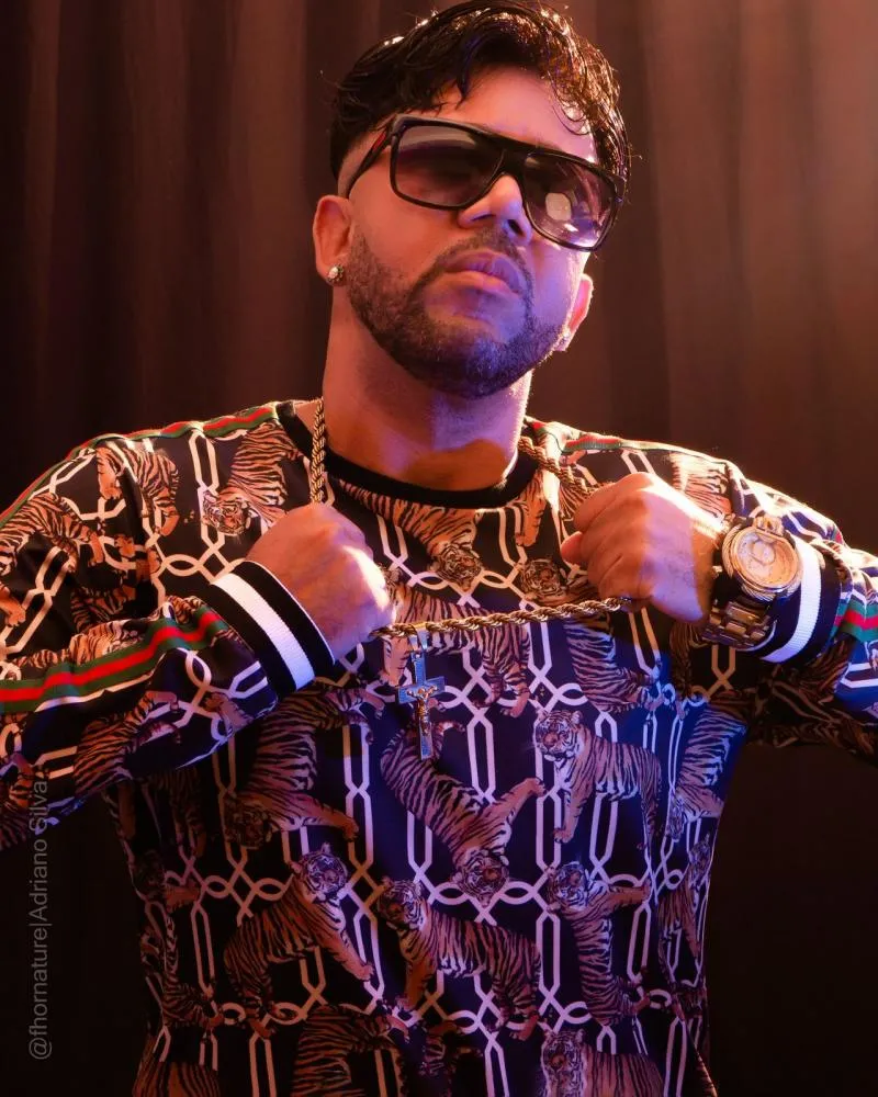 Nova promessa de hit do carnaval da Bahia traz parceria inédita entre o cantor Savask e o dançarino do É O Tcham Henrique Benn