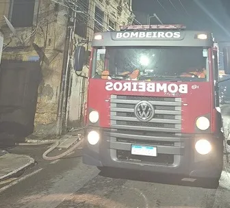 Bombeiros debelam incêndio em casarão no Santo Antônio Além do Carmo, operação durou 25 horas