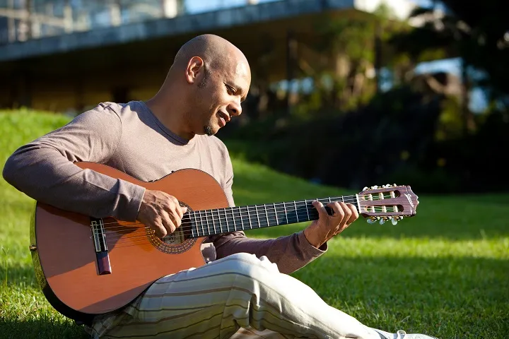 Lançamento “Vander Lee, voz e violão” resgata registros inéditos e celebra a essência do cantor e compositor