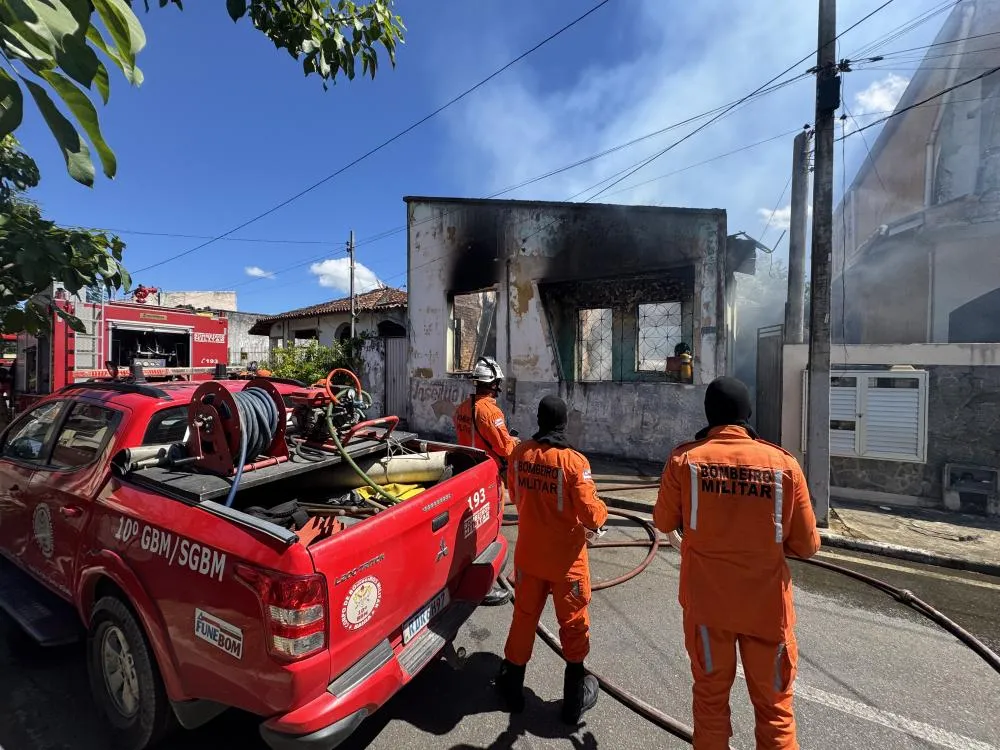 Incêndio destrói casa no Centro de Mata de São João