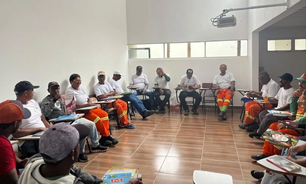 Projeto que alfabetiza garis em Feira de Santana vence o Prêmio LED - Luz na Educação