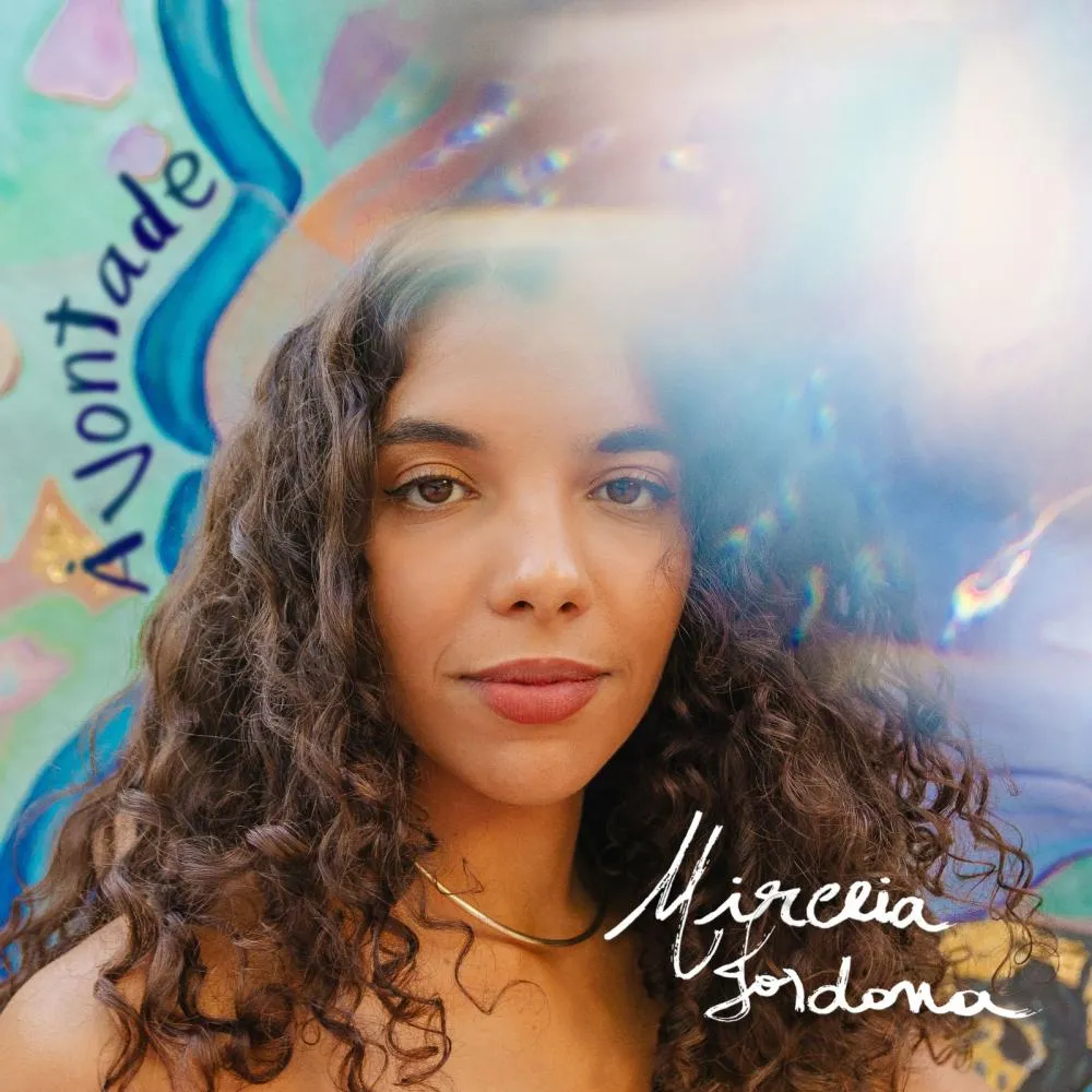 “À vontade”: Mirceia Jordana lança álbum de estreia costurando afetos e ritmos da música popular brasileira