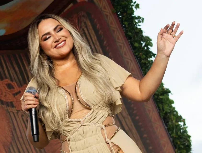 Rebeca Lindsay lança 'Fica ou Sai“ novo single do DVD ”Conexões“ gravado ao vivo em Belém