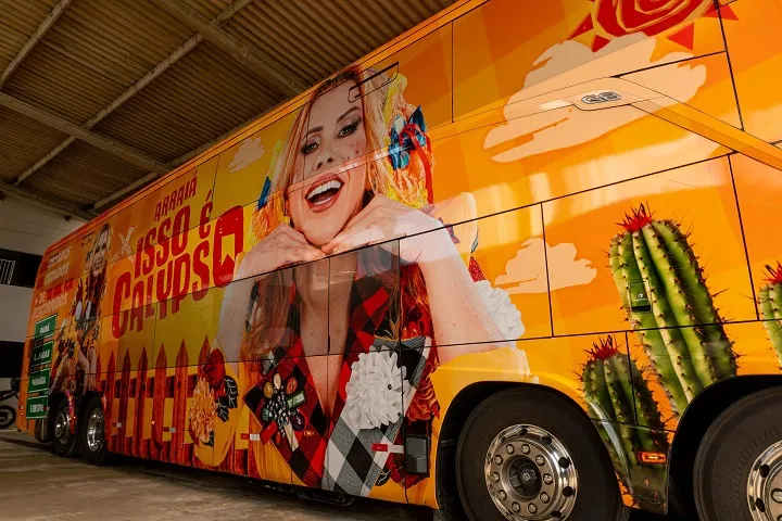 Joelma apresenta ônibus da turnê “Arraiá Isso é Calypso”