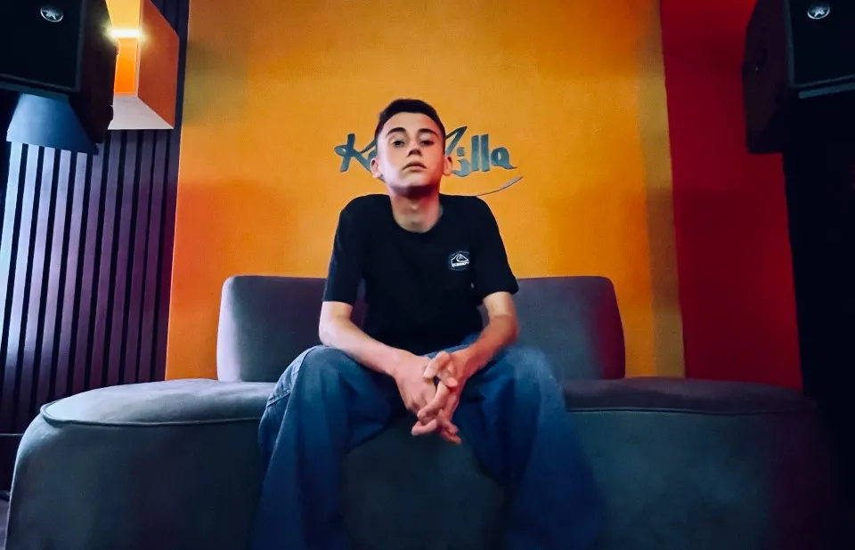 Raull e Andradee se unem na ousada faixa de arrocha-funk “Corpo Violão”