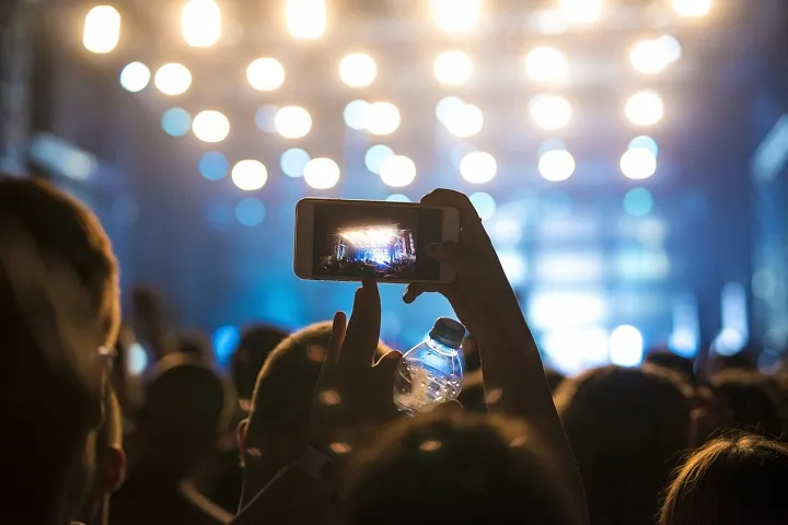 Boom de festivais musicais eleva procura por seguros de viagem para evitar imprevistos