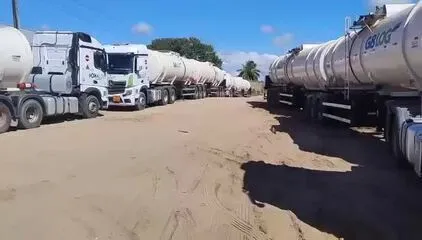 Carretas carregadas de combustível de empresas são alvos da megaoperação contra o PCC