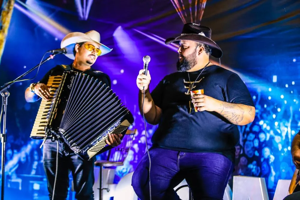 6ª Cavalgada dos amigos no Distrito Serra Dourada reúne artistas com shows sertanejos