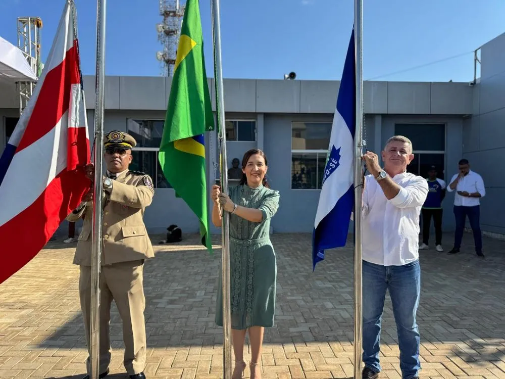 Patriotismo e emoção marcam desfile cívico num espetáculo que uniu gerações