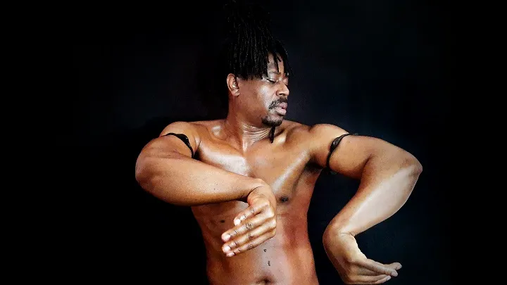 Teatro Vila Velha apresenta espetáculo solo e mostra da oficina de dança do artista e pesquisador africano Anani Sanouvi no Museu de Arte da Bahia