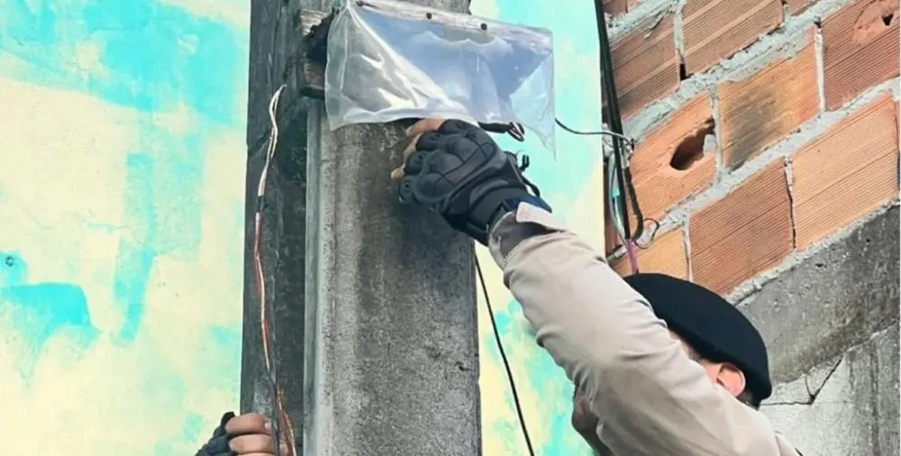 PM retira câmera ilegal instalada em poste no bairro Imbassay