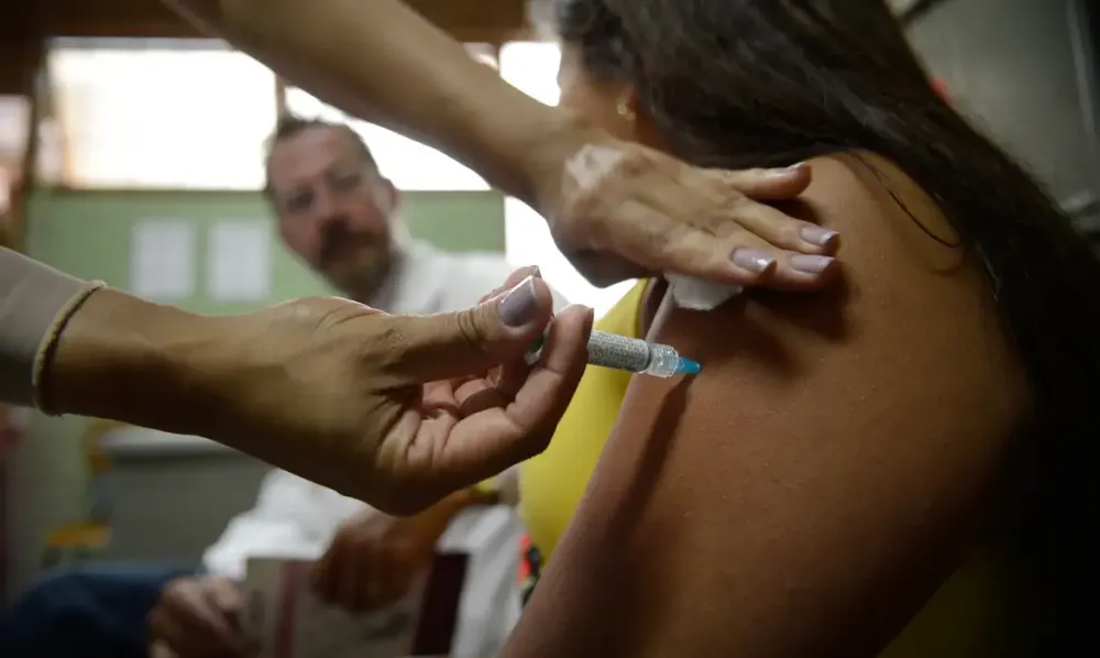 Vacinação contra HPV fortalece proteção de adolescentes e jovens