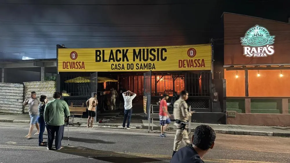 Incêndio atinge casa de show e pizzaria no Centro de Mata de São João